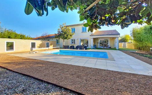 Maison d&rsquo;exception à vendre MONTROND LES BAINS – 5 chambres, piscine et jardin