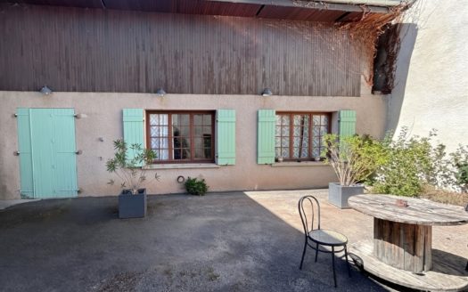 Maison spacieuse à vendre à Chambeon – Opportunité d&rsquo;investissement !